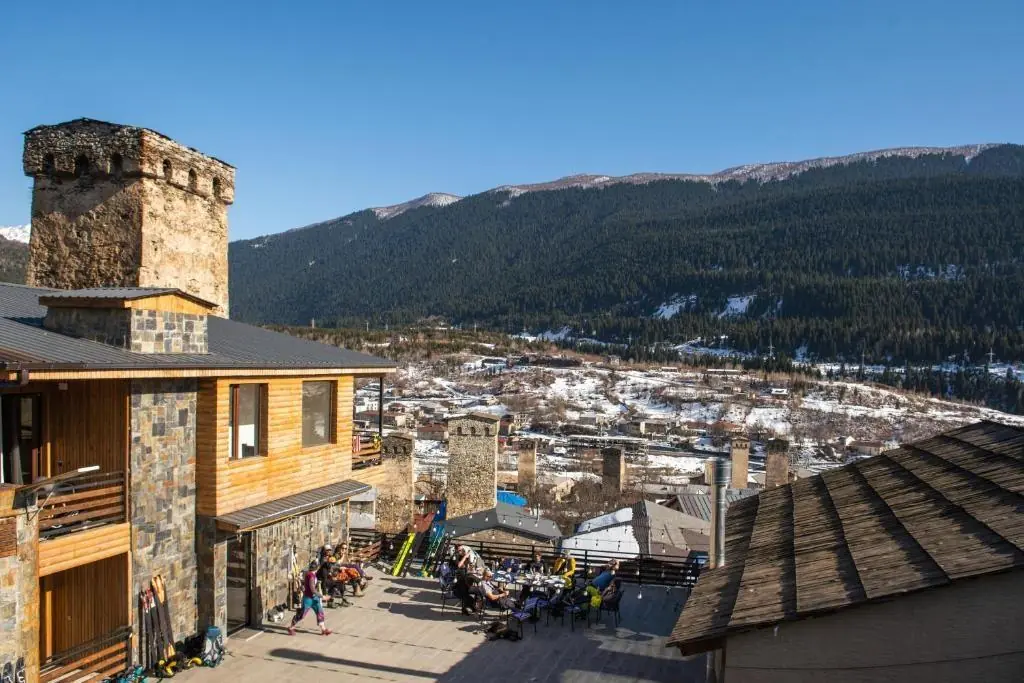 Горная Сванетия, зелёные склоны и башни